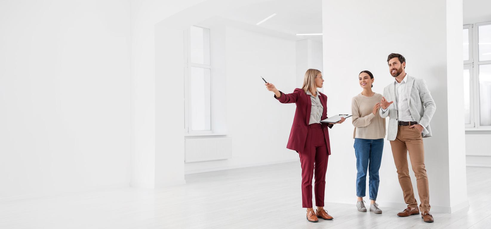 Immobilienmaklerin bei Besichtigungstermin